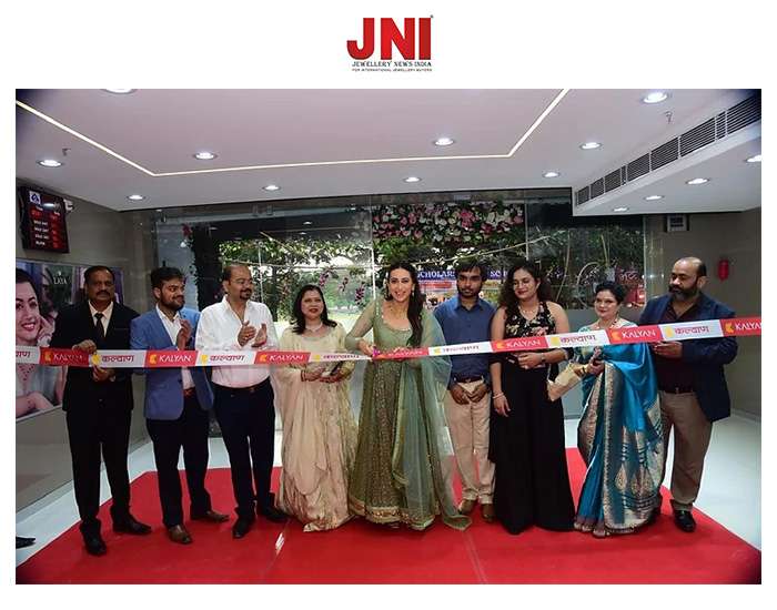 In Lakhimpur Kheri, Uttar Pradesh, Karisma Kapoor inaugurates new stores for Candere and Kalyan Jewellers.