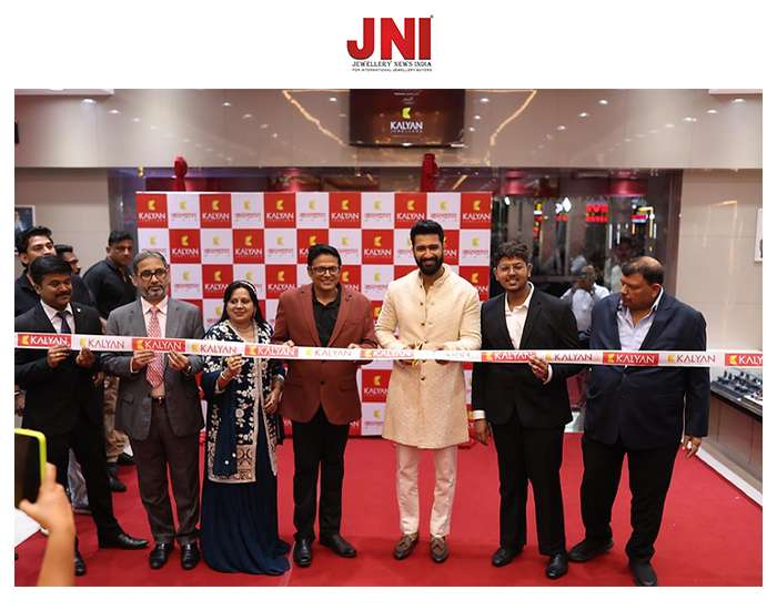 Vicky Kaushal inaugurates the brand new Kalyan Jewellers showroom in Pune.