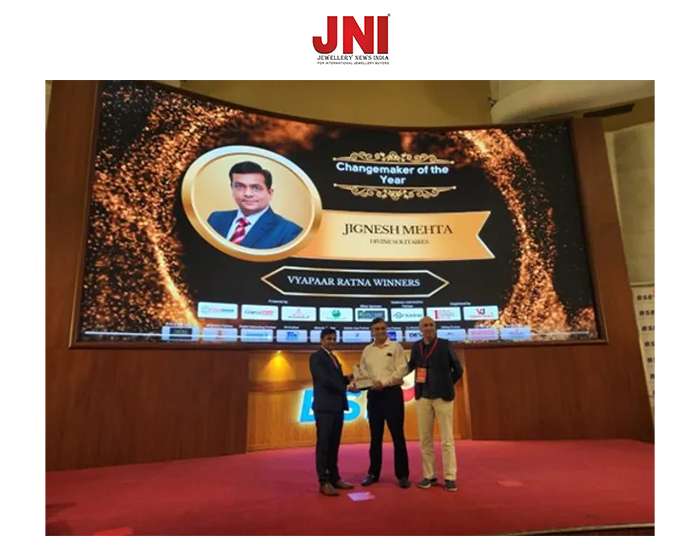 Divine Solitaires Founder Jignesh Mehta is honored with the Vyapaar Ratna Award 2024 – Changemaker of the Year.